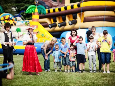 Animator zabaw z mikrofonem - Park Atrakcji Piracki - Organizacja Imprez, Pikników, Festynów