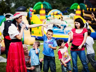 Animator zabaw z mikrofonem - Park Atrakcji Piracki - Organizacja Imprez, Pikników, Festynów