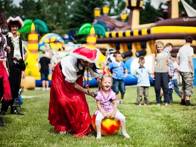 Animator zabaw z mikrofonem - Park Atrakcji Piracki - Organizacja Imprez, Pikników, Festynów