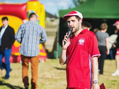 Animator zabaw z mikrofonem - Park Atrakcji Mega Piłkarski - Organizacja Imprez, Pikników, Festynów