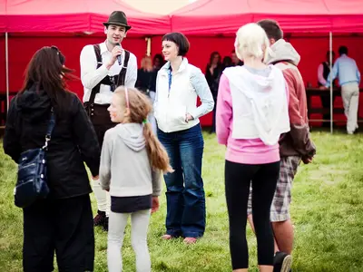 Animator zabaw z mikrofonem - Park Atrakcji Oktoberfest - Organizacja Imprez, Pikników, Festynów