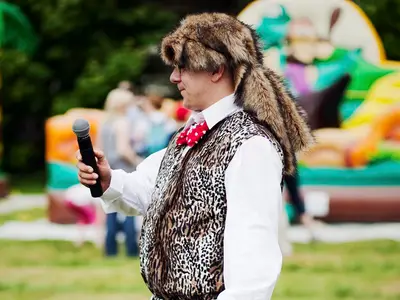 Animator zabaw z mikrofonem - Park Atrakcji Jaskiniowcy - Organizacja Imprez, Pikników, Festynów