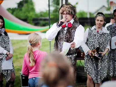 Animator zabaw z mikrofonem - Park Atrakcji Jaskiniowcy - Organizacja Imprez, Pikników, Festynów