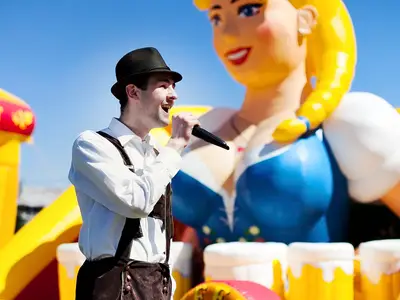 Animator zabaw z mikrofonem - Park Atrakcji Oktoberfest - Organizacja Imprez, Pikników, Festynów