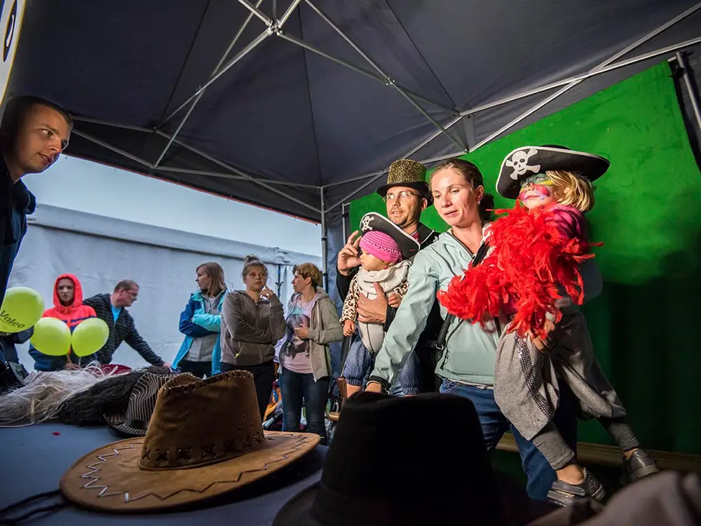 Fotobudka z tłem klienta - zdjęcie 2 - Organizacja Imprez, Pikników, Festynów