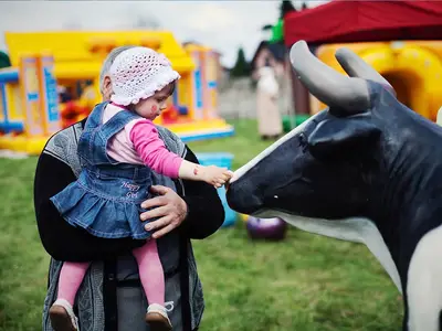 Konkurs dojenia sztucznej krowy - Park Atrakcji Arabski - Organizacja Imprez, Pikników, Festynów