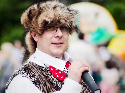 Animator zabaw z mikrofonem - Park Atrakcji Jaskiniowcy - Organizacja Imprez, Pikników, Festynów