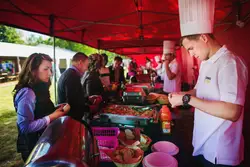 Usługa gastronomiczna na imprezy i pikniki firmowe - kompleksowa obsługa