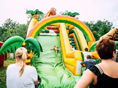 Zjeżdżalnia Jaskiniowcy - Park Atrakcji Jaskiniowcy - Organizacja Imprez, Pikników, Festynów
