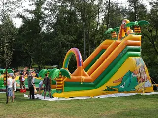 Zjeżdżalnia Jaskiniowcy - Organizacja Imprez, Pikników, Festynów